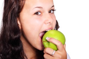 Chica comiendo manzana dieta equilibrada post abdominoplastia Bonomédico